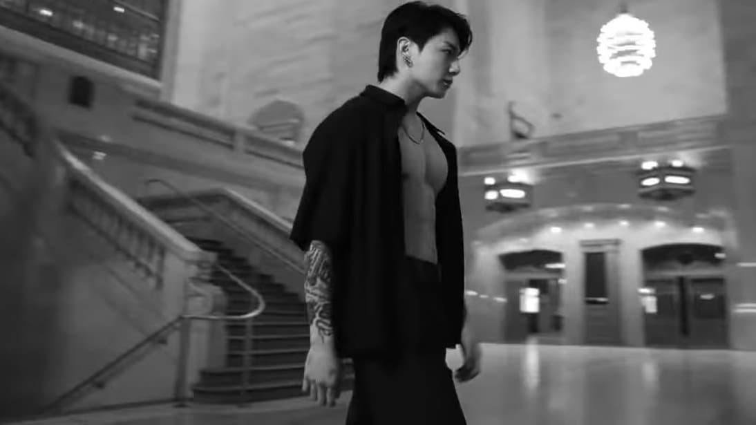 Jungkook de BTS deslumbra en la última campaña de Calvin Klein con un carisma visual arrollador