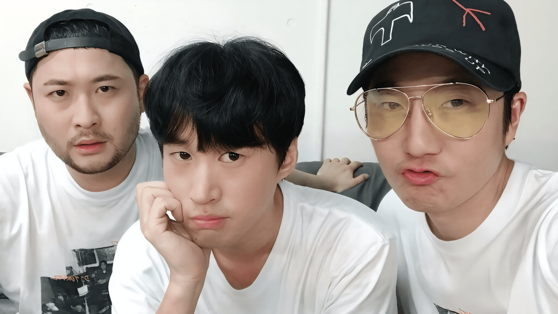Epik High revela hilarantes historias de amistad en un video de fiesta sorpresa en casa