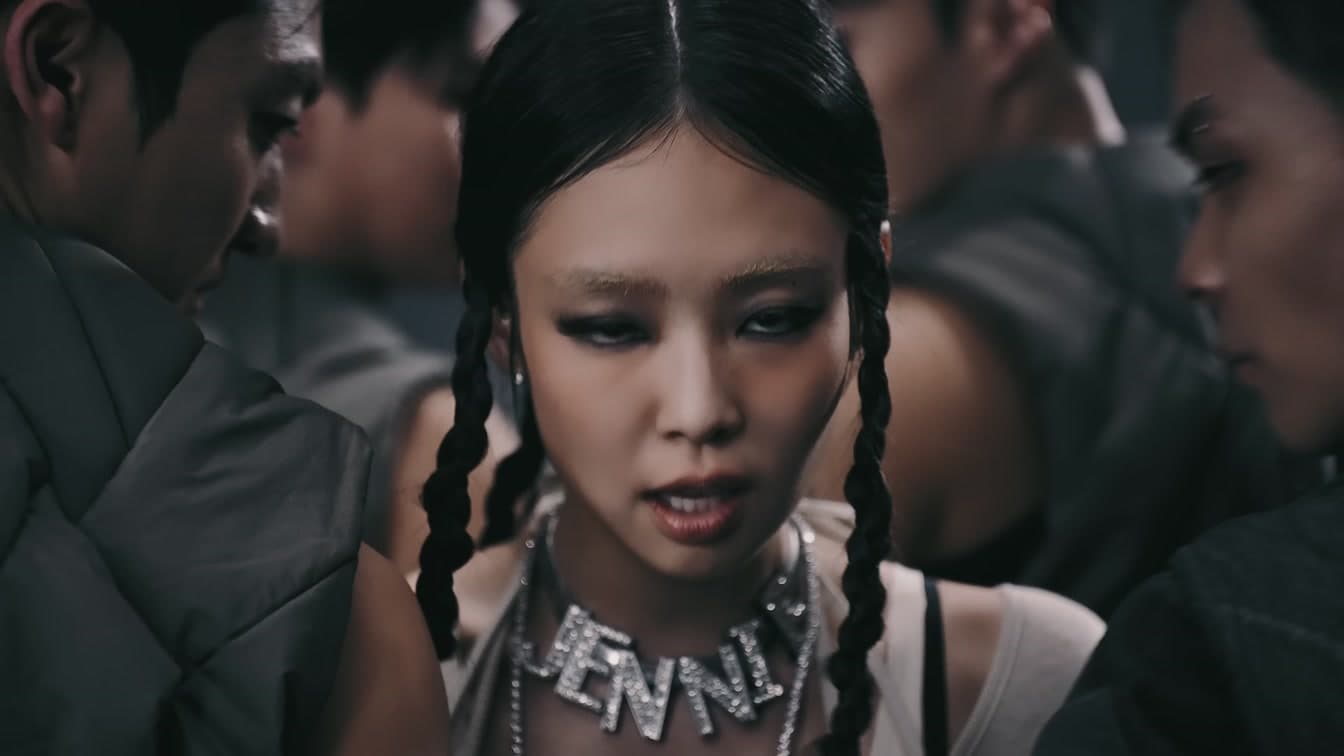 Los fans se quedan sin palabras ante el debut de JENNIE con Frankies Bikinis