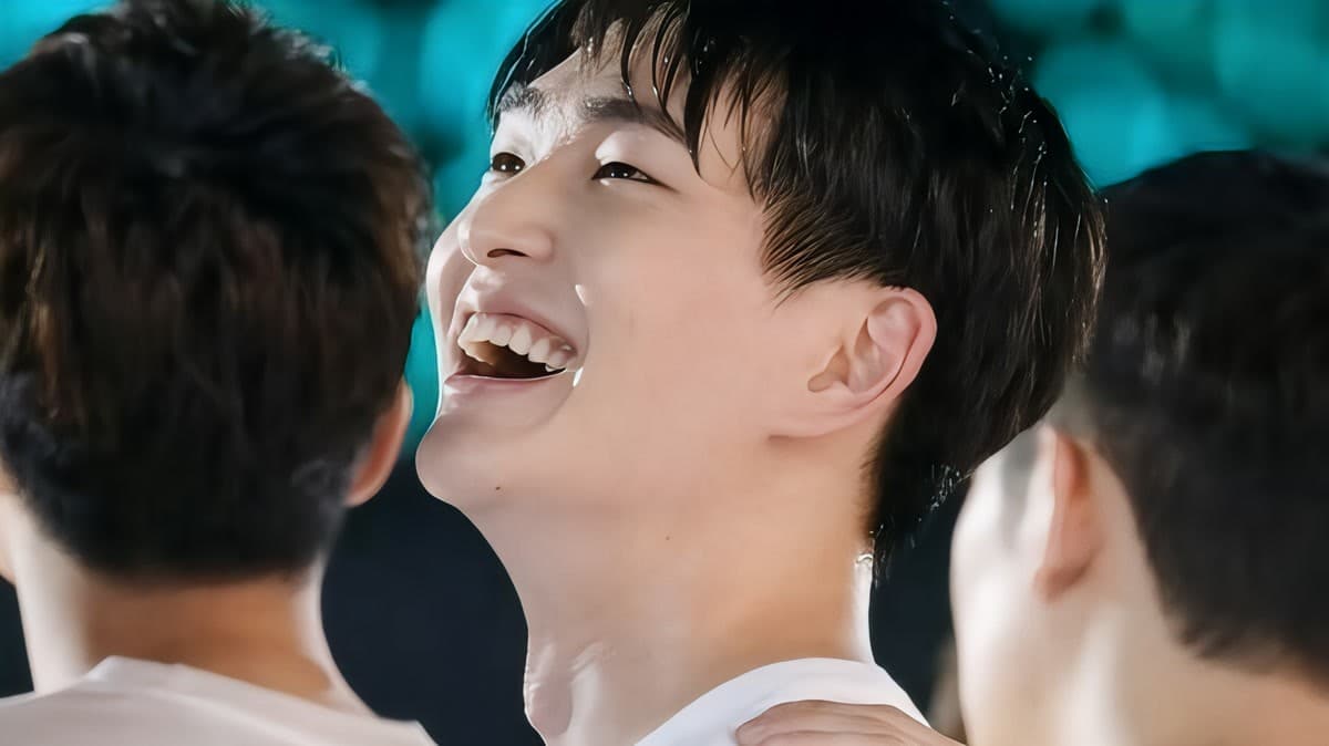 Onew de SHINee se disfrazó de mesero — Su mayor fan no tenía ni idea