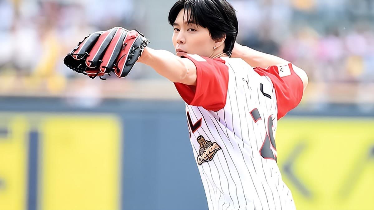 Johnny de NCT lanza el primer pitcheo en la apertura de la KBO 2026 y se queda a ver todo el partido con pizza