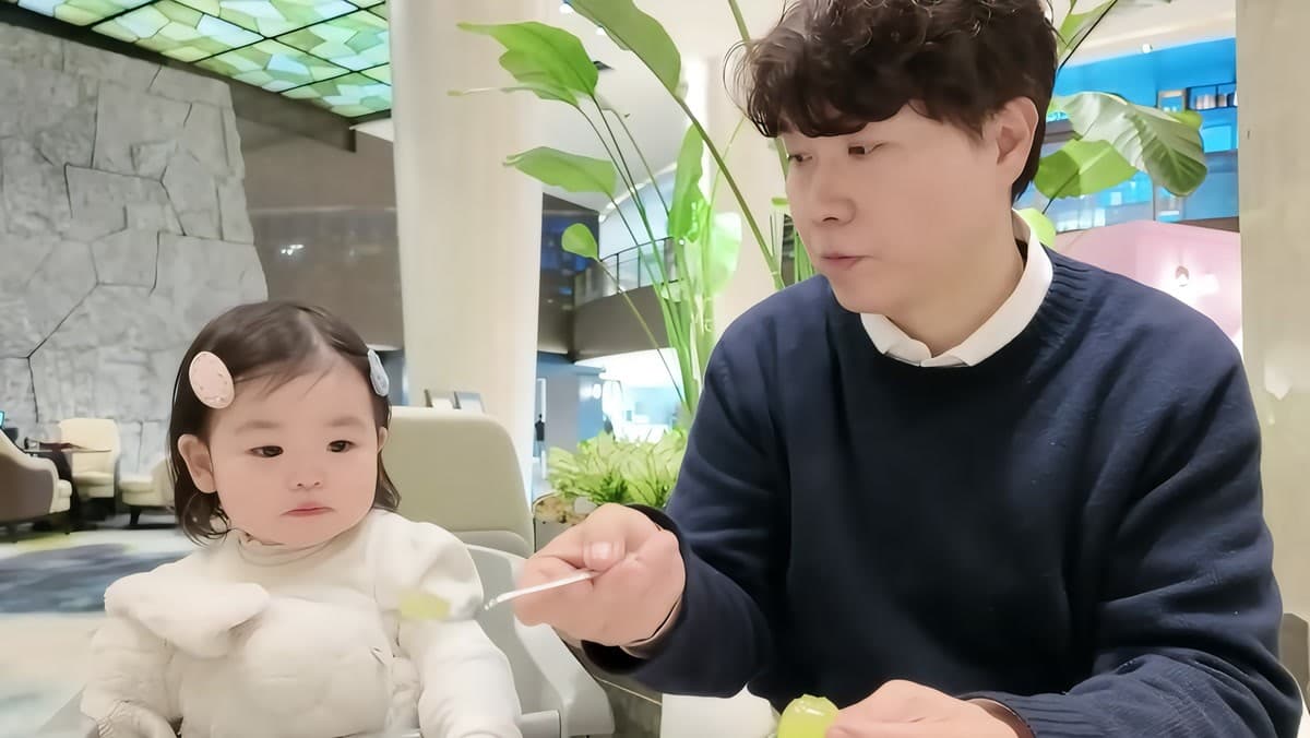 La hija de Park Soo-hong firma su contrato publicitario 18 a los 17 meses — y saludó a 100 desconocidos en su primer…
