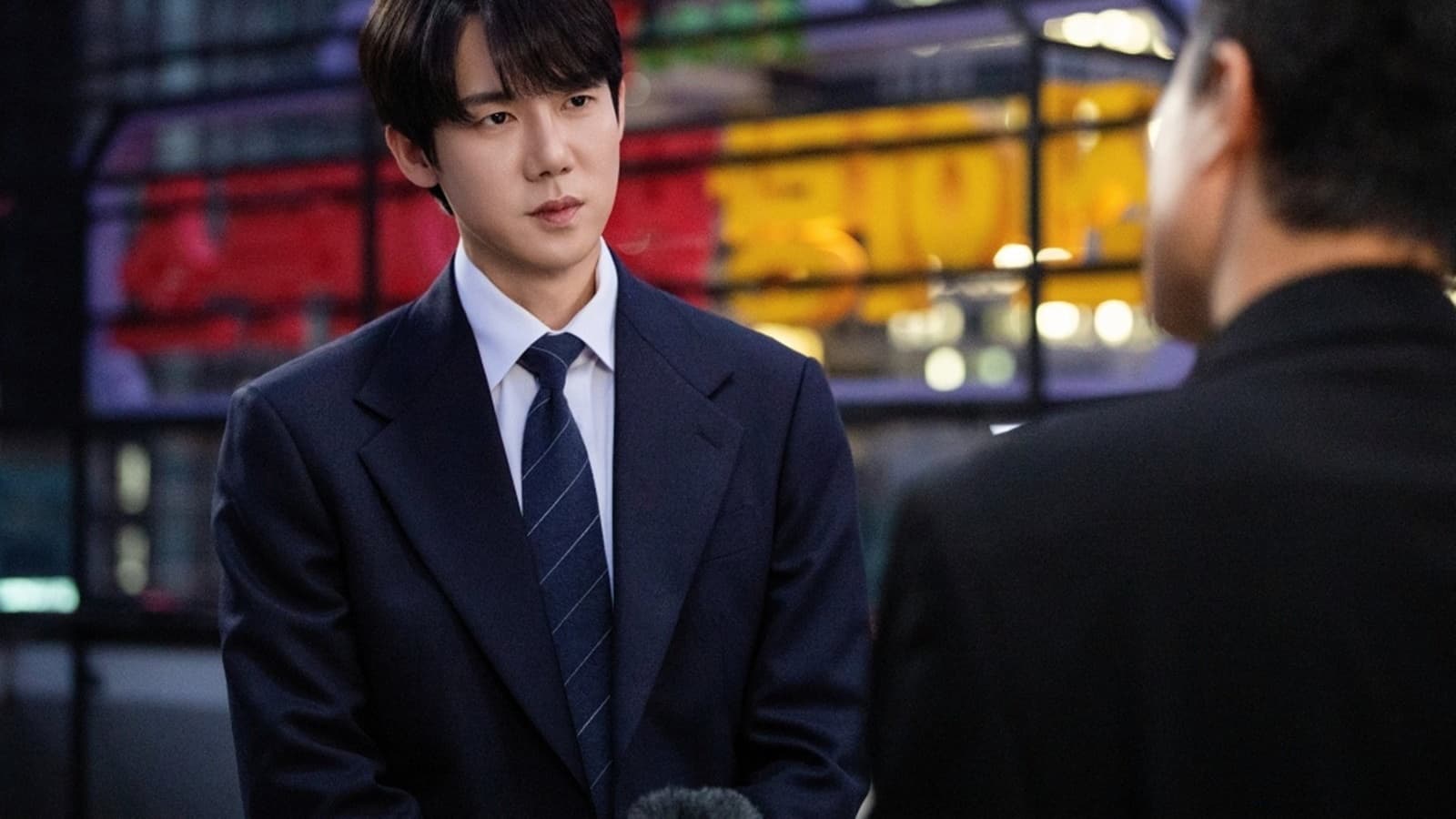 Yoo Yeon-seok sorprende bailando 'Love Dive' de IVE en una escena inesperada de K-drama