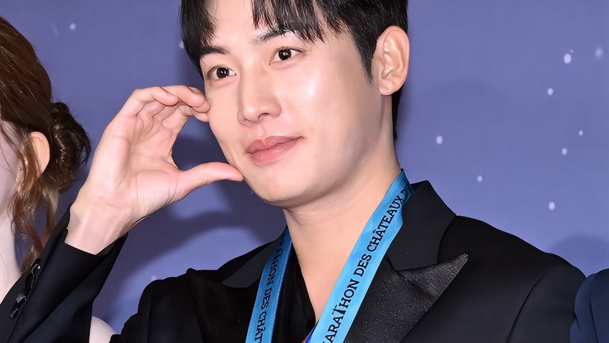 El actor coreano que hace entregas el dia de los premios y corre maratones