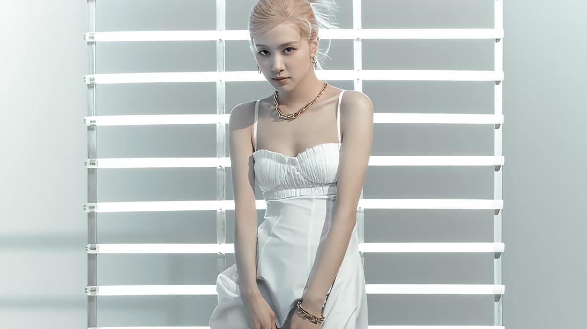 ROSÉ dejó a Nueva York sin palabras con un vestido de cisne blanco