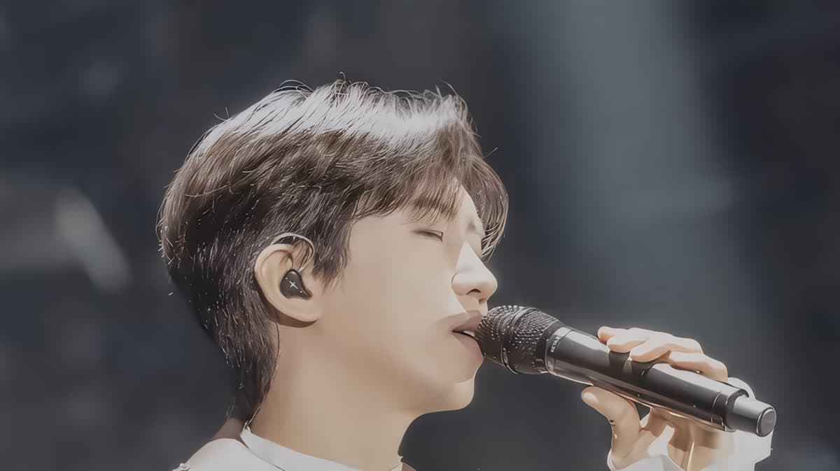 Lim Young Woong abraza el estilo idol: cabello y cejas decolorados, y un estadio a la vista