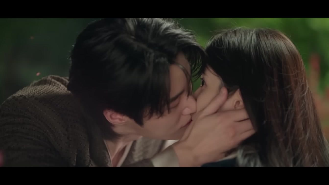 Por qué el primer beso de IU y Byeon Woo-seok fue tan perfecto