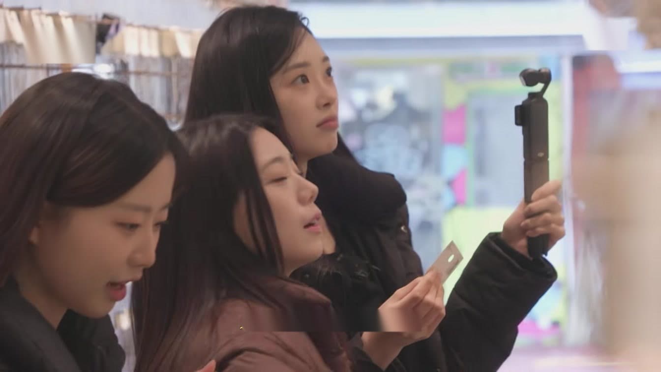 Los aprendices de 'Fly Chick' de JTBC sorprenden a Hongdae con un busking espontáneo