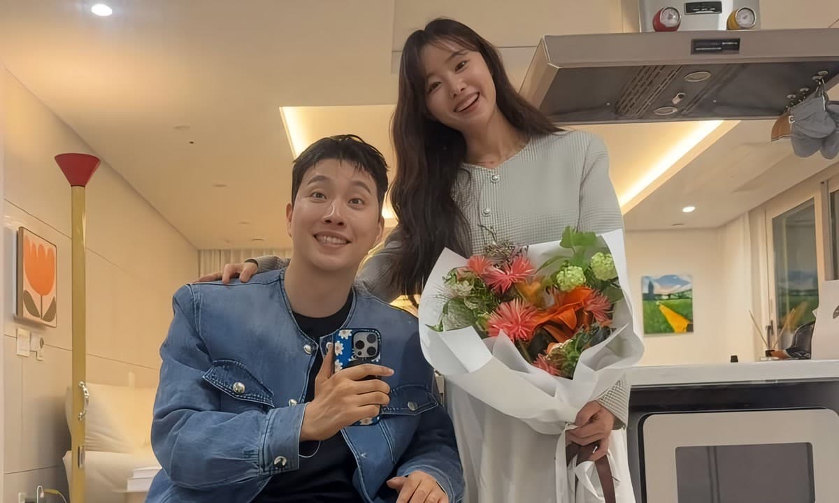 El video del romantico paseo en silla de ruedas de Song Ji-eun y Park Wi hace llorar a los fans