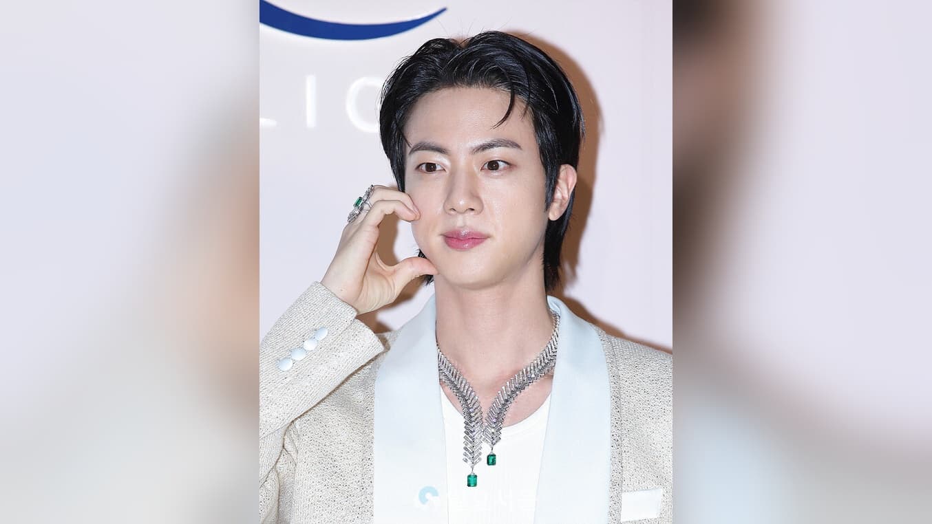 BTS Jin acaba de demostrar que es el acto K-pop solista más dominante de Japón