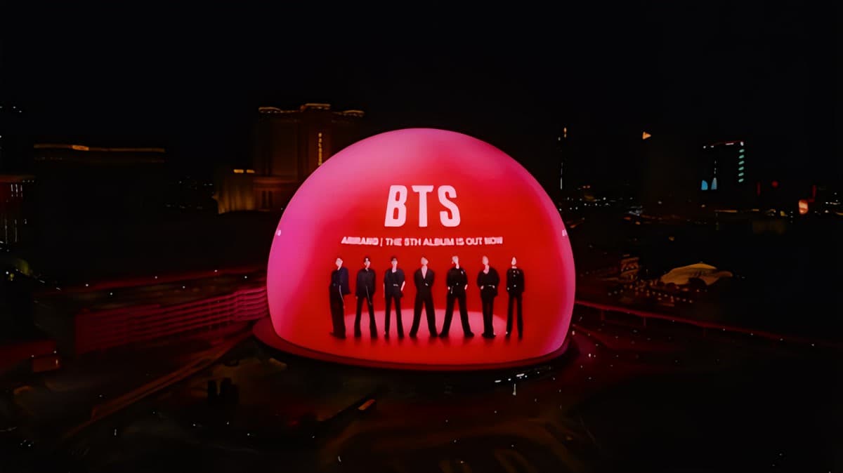 BTS tiñe Las Vegas de rojo con su campaña ARIRANG