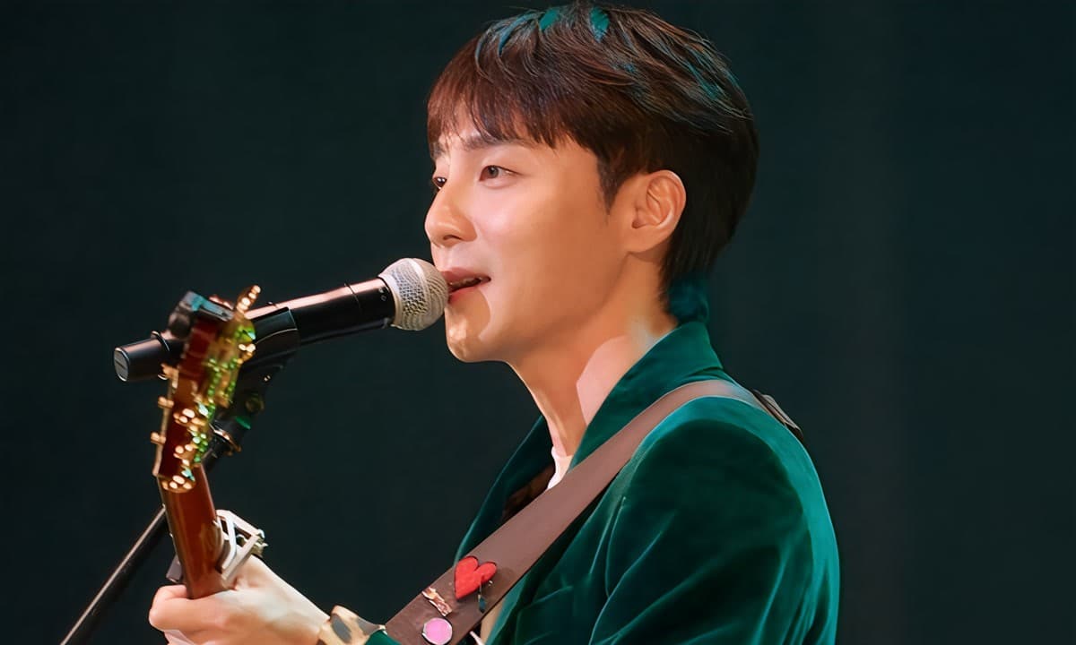Roy Kim deja sin palabras a Seúl con el debut al aire libre de 'Bloom Again'