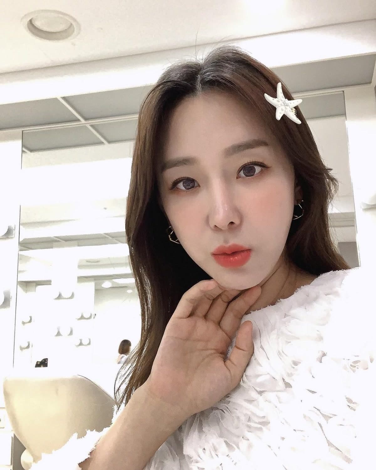 Lee Ji-hye alerta sobre un anuncio falso con IA y expone un problema de confianza