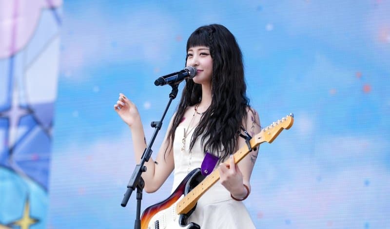 "Jellyfish" de Huh Yunjin: su declaración más reveladora como solista