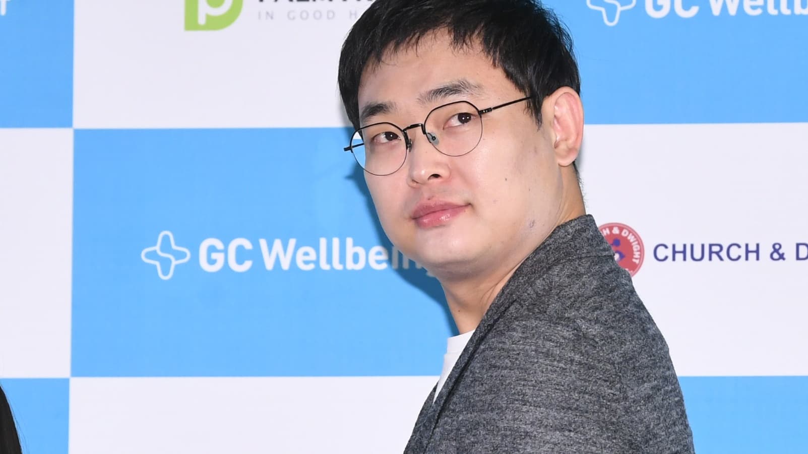 La esposa del comediante coreano Park Young-jin compró Bitcoin a $220 — y él por fin cuenta la historia